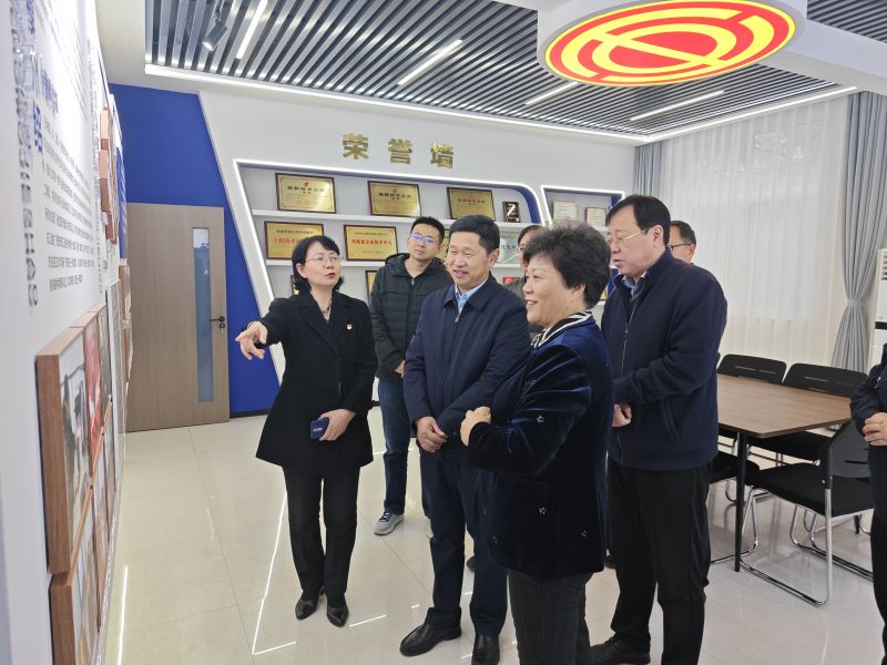 肏女网站2025年05月09日上午 安阳市人大常委会副主任、市总工会党组书记、主席夏军一行莅临华阳电磁铁参观调研；对公司2023年全国五一劳动奖章获得者汪利娜慰问，并听取劳模工作室相关情况汇报
